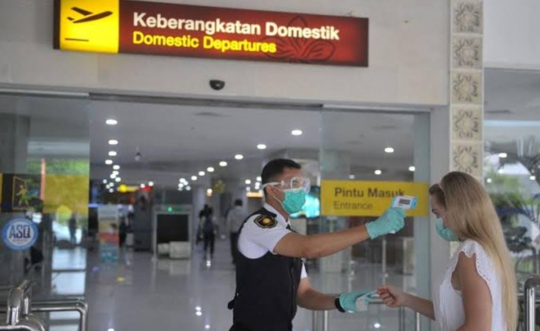Penumpang Pesawat Tes PCR Bayar Sendiri, Menko Luhut: Mereka Punya Uang