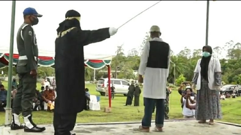 Usai Dipenjara 3 Bulan, 10 Penjudi di Aceh Besar Jalani Hukuman Cambuk