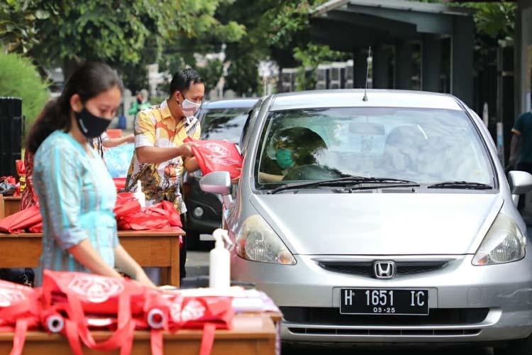 Pandemi Covid, SMP di Semarang Ini Bagikan Rapor Siswa dengan Drive Thru