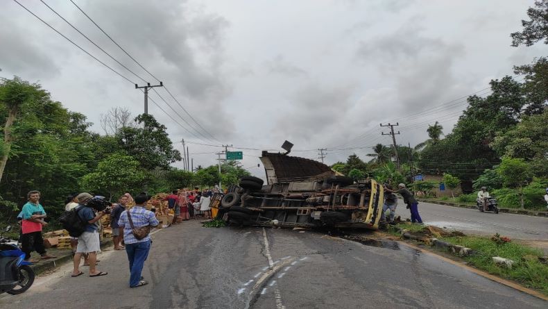 Pecah Ban, Truk Pengangkut Minuman Kemasan di Bangka Barat Terguling