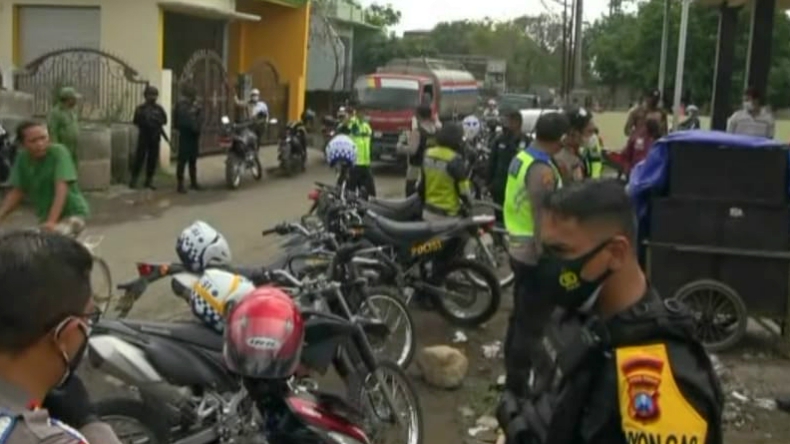 Patroli Prokes Pilkades Serentak Sidoarjo, Polisi Bubarkan Kerumunan Massa di TPS