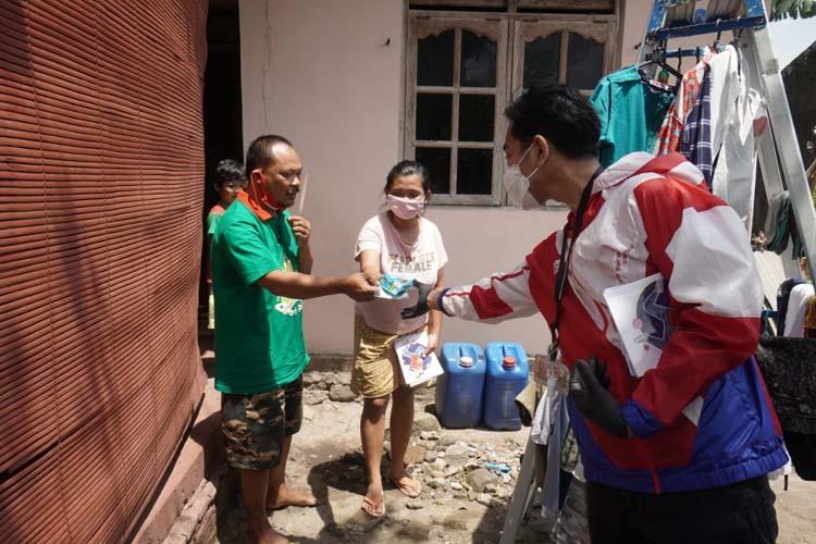 Tak Ambil Pusing Kasus Bansos, Gibran Tetap Blusukan Bagi Masker dan Vitamin ke Warga Solo