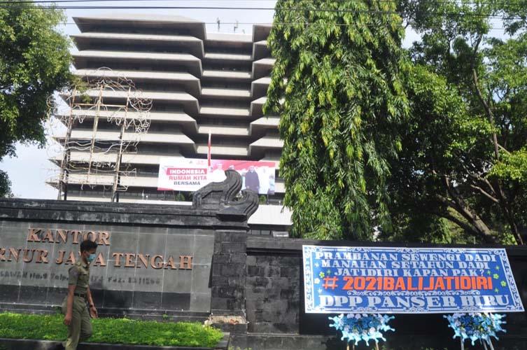 Kantor Gubernur Jateng Dikirimi Karangan Bunga Suporter, Ganjar Telepon CEO PSIS
