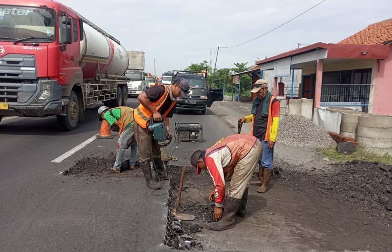 Cuaca Buruk Hambat Perbaikan Jalan Berlubang di Jalur Pantura Losari 