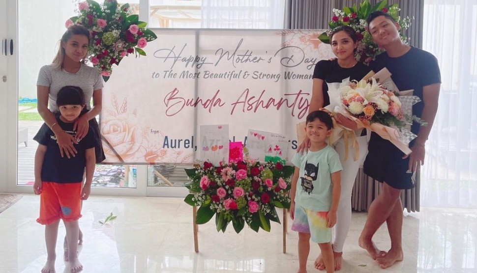 Hari Ibu, Ashanty Dapat Kejutan Manis dari Aurel dan Azriel Hermansyah