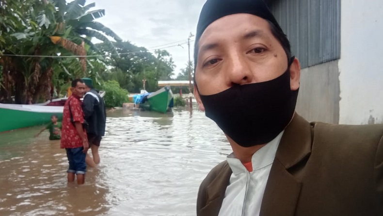 Cerita KUA di Maros, Terobos Banjir dengan Perahu untuk Nikahkan Calon Pengantin