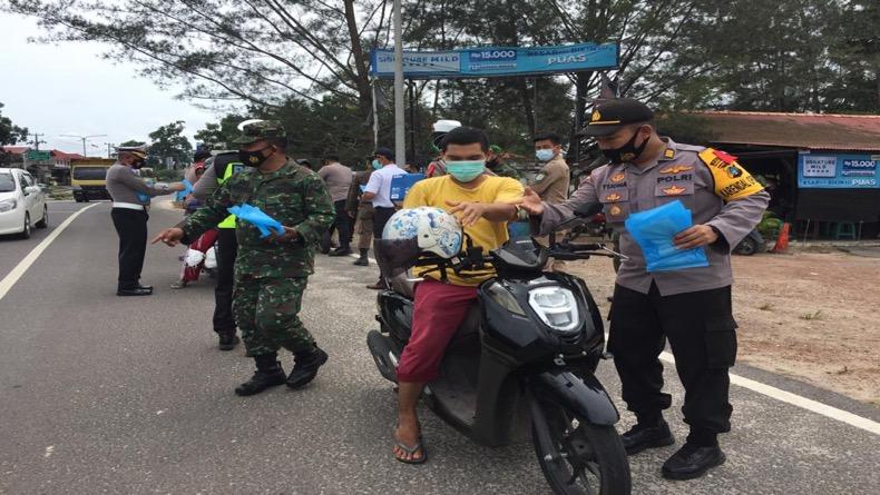 Tekan Angka Kasus Covid-19, Polisi Bagikan Masker ke Pengendara di Bangka Tengah