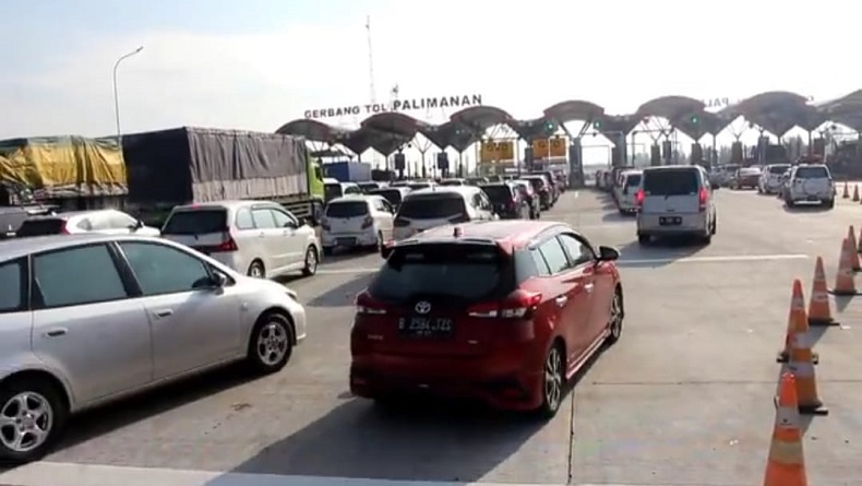H-1 Natal, Arus Lalin Tol Cipali Padat, Kendaraan Antre 1 Km di GT Palimanan