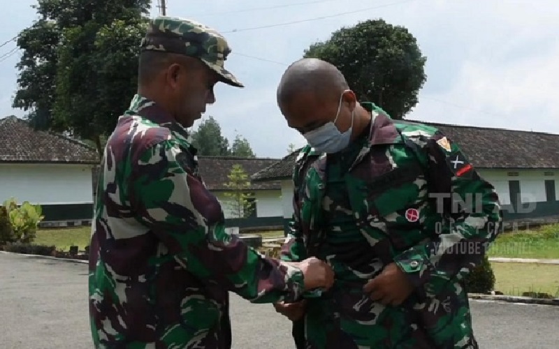 Inspiratif dan Mengharukan, Kuli Bangunan Ini Berhasil Wujudkan Mimpi Jadi Prajurit TNI AD
