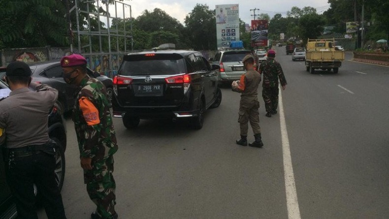 Tak Bawa Surat Hasil Tes Cepat Antigen, Ratusan Mobil yang Akan Masuk Bandarlampung Diputar Balik