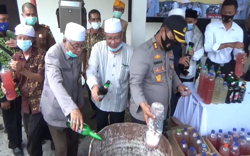 Polisi hingga Tokoh Lintas Agama Musnahkan Ribuan Liter Miras Hasil Sitaan