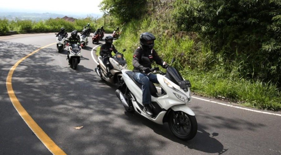 Berkendara Jarak Jauh di Akhir Tahun, Ini yang Harus Diperhatikan Bikers