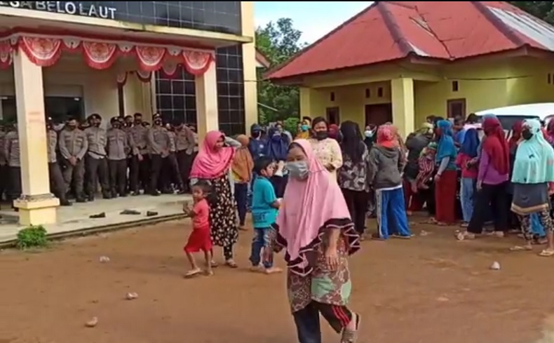 Kepung Kantor Kepala Desa, Nelayan di Bangka Barat Protes Kehadiran Kapal Timah
