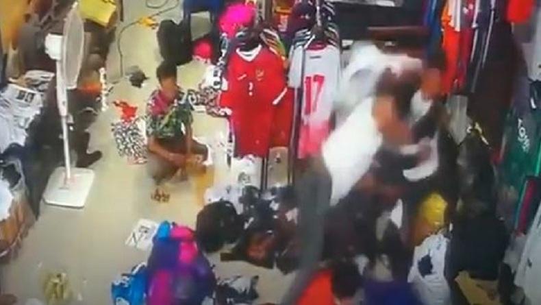 Terekam CCTV, Pekerja Sablon di Makassar Tikam Rekan Kerja Pakai Gunting