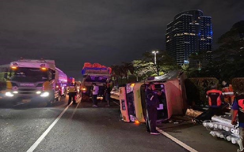 Dua Truk Tabrakan di Tol Semanggi
