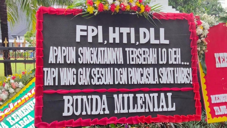 Pemerintah Larang FPI, Kantor Mahfud MD Dikirimi Karangan Bunga Salah Satunya dari Bunda Milenial