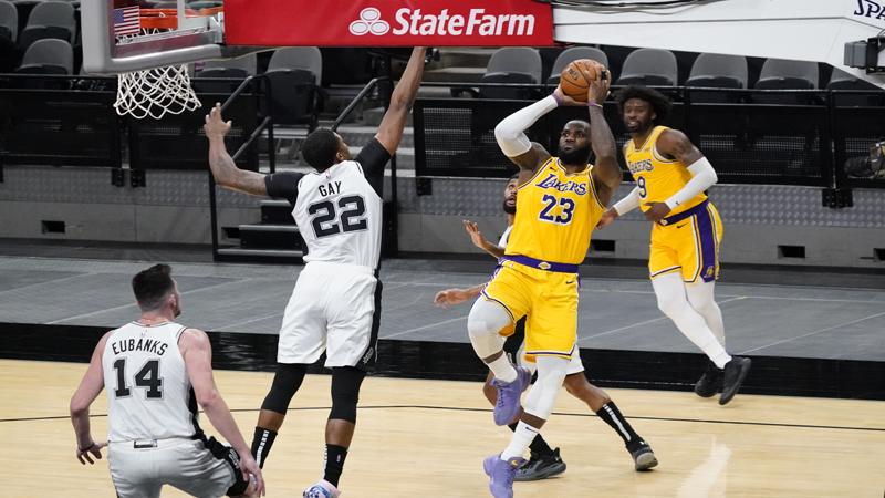 LeBron James Ukir Rekor dan Bawa LA Lakers Menang di Hari Ulang Tahun 