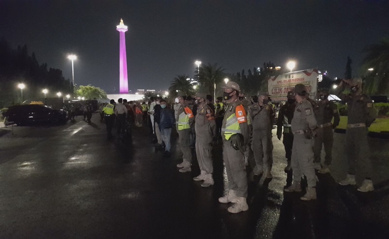 Sunyinya Monas di Malam Tahun Baru 2021 Diguyur Rintik Hujan