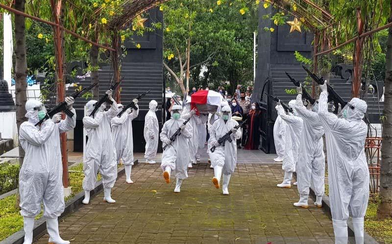 Prof Muladi Dimakamkan dengan Upacara Kemiliteran di TMP Giri Tunggal Semarang