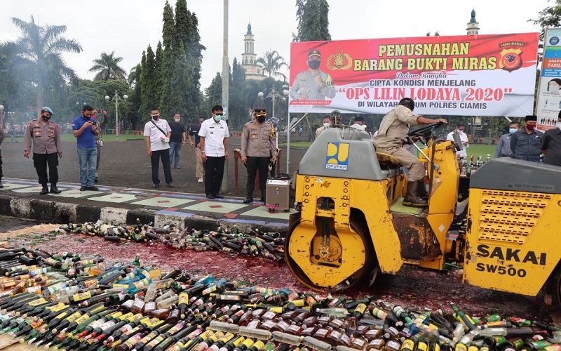 Ribuan Botol Miras Digilas Stoom, Alun-alun Ciamis Beraroma Alkohol