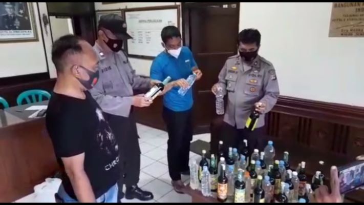 Polisi Gerebek Rumah yang Disulap Jadi Gudang Miras di Indihiang Tasikmalaya