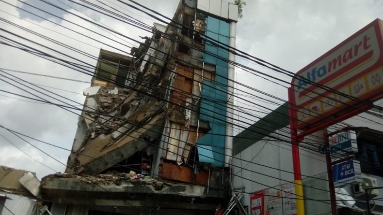 Dugaan Sementara, Bangunan Roboh di Slipi karena Berusia Lama