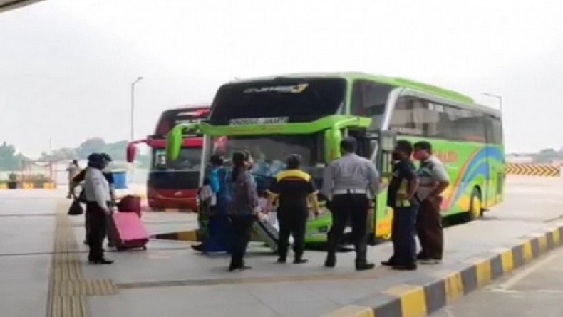 Bus Arah Jakarta dari Cirebon Berhenti Operasi Setelah Penerapan PSBB