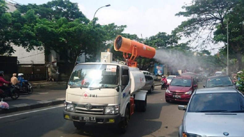 4 Mobil Gunner Semprotkan Cairan Disinfektan di Jalan Protokol Tangerang