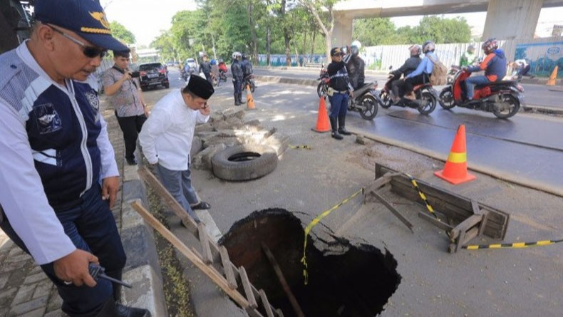 Jalan Ambles di Daan Mogot, Pengendara Diimbau Gunakan Jalur Alternatif