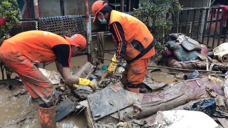 Tumpukan Sisa Banjir di Pengadegan, Kasur dan Bantal hingga Lemari Bercampur Lumpur