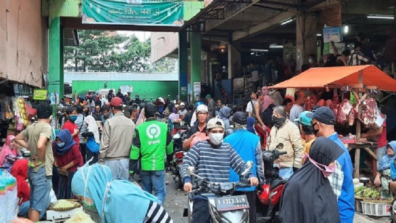 PSBB Covid-19, Pasar Minggu Tetap Ramai Diserbu Pembeli Kebutuhan Lebaran