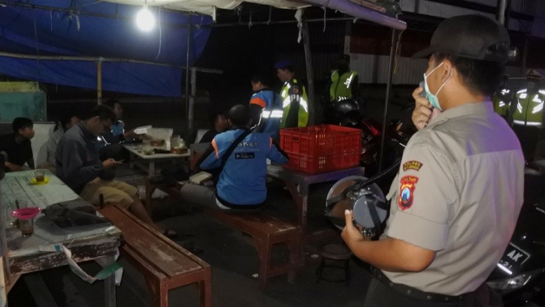 Sanksi Pelanggar PSBB DKI, Gunakan Rompi Khusus Bersihkan Fasilitas Umum