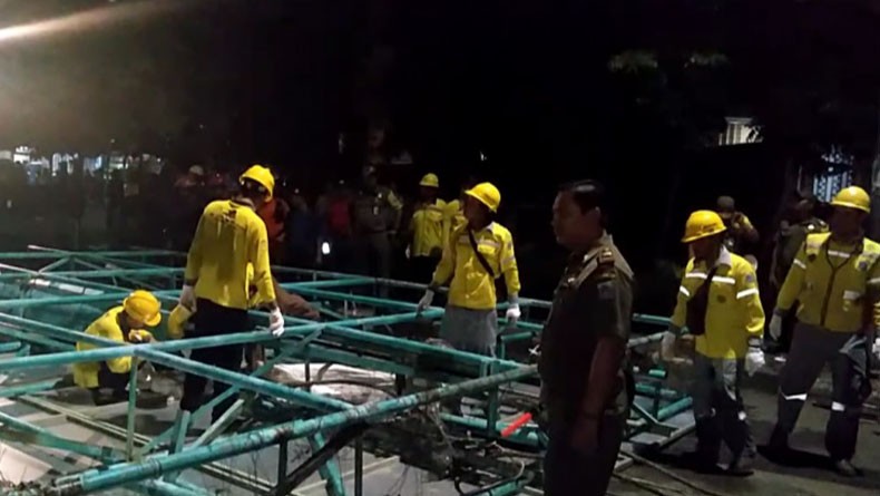 Tak Berizin, Reklame di Persimpangan Cengkareng Diturunkan Paksa