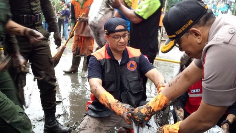 Kerja Bakti, Anies Bersihkan Sampah dan Lumpur Sisa Banjir di Kampung Makassar