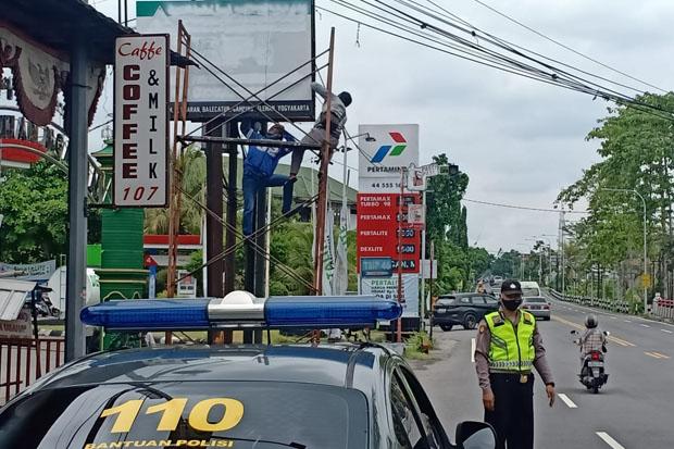 Tindaklanjuti Maklumat Kapolri, Tiga Papan FPI DIY Diturunkan
