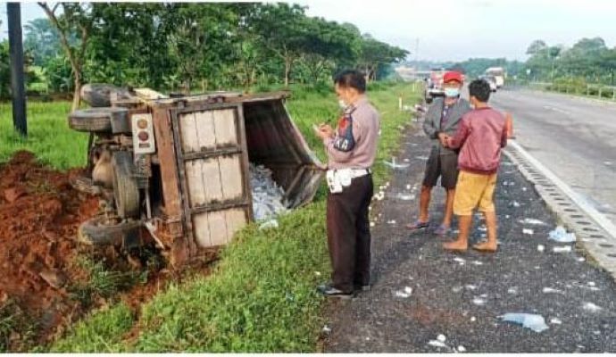 Luxio Seruduk Truk di Tol Cipali  Terbalik, Delapan Luka-Luka