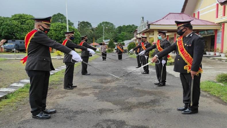 49 Personel Polres Tomohon Dapat Hadiah Kenaikan Pangkat di Tahun Baru 
