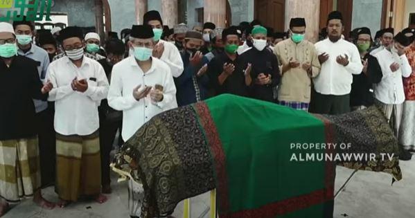 Awan Mendung dan Gerimis Iringi Pemakaman KH R Najib Abdul Qadir Krapyak
