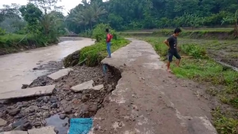 Banjir Bandang Putus Akses Jalan, 250 KK di Pringsewu Terisolasi