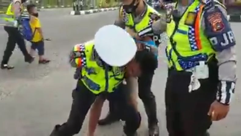 Viral Pengendara Motor Serang Polisi saat Mengatur Lalu Lintas di Pangkalpinang