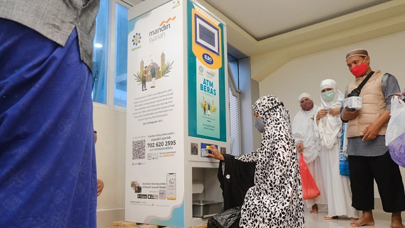 Gubernur Nurdin Abdullah Resmikan ATM Beras untuk Duafa di Masjid Sultan Alauddin