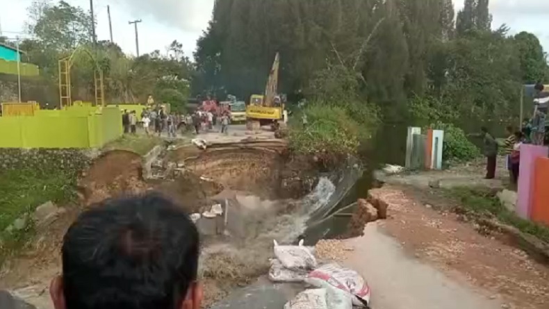 Amblas Diterjang Air, Jalan Nasional Sidikalang-Medan Putus Total