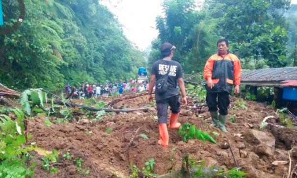Jalur Lubukbasung-Bukittinggi Tertimbun Longsor, Arus Lalin Putus Total