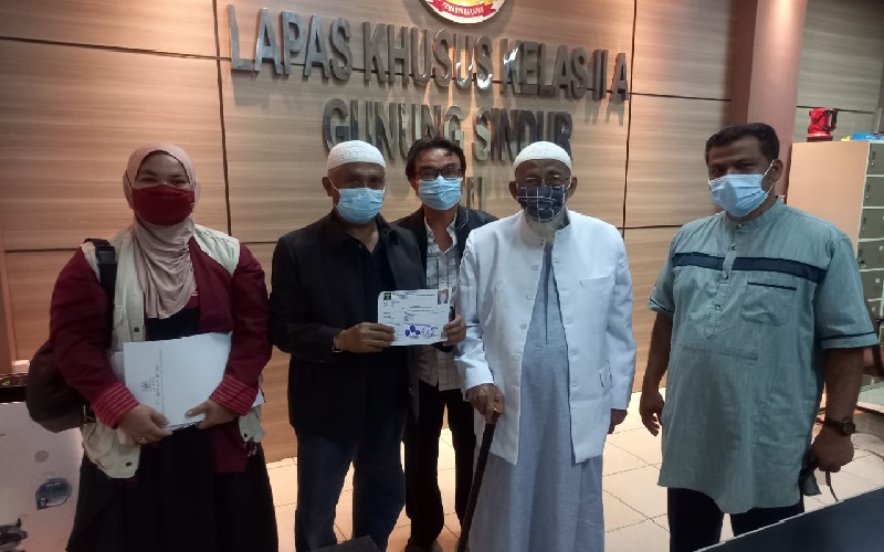 Ini Penampakan Abu Bakar Ba'asyir Sebelum Meninggalkan Lapas dan saat di Dalam Mobil