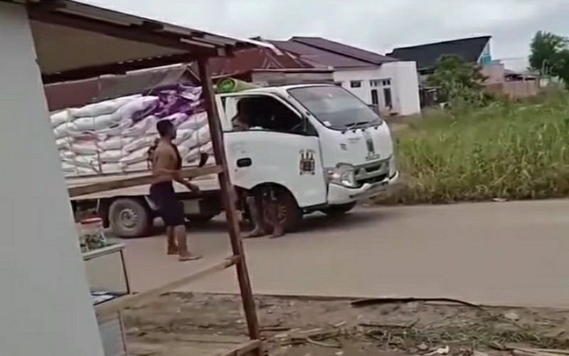  Pria yang Bacok Warga dan Rampok Truk Bonyok Dihajar Massa
