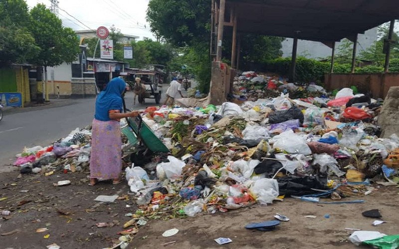 TPS Ditutup Warga, Sampah Menumpuk di Jalanan
