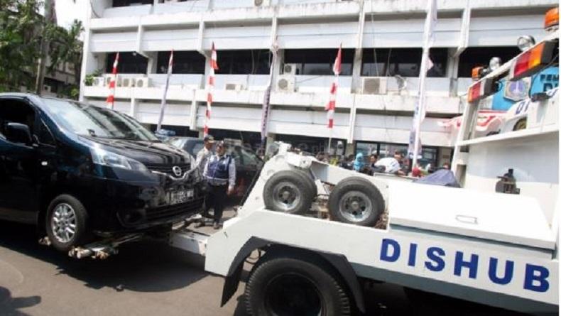 Kabur Kena Razia, Pengemudi Avanza Dihalang Truk Derek