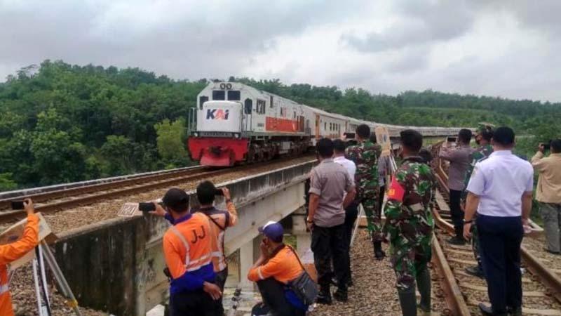 Sempat Lumpuh 12 Jam, Jembatan Ambruk di Brebes Bisa Dilewati KA secara Bergantian 