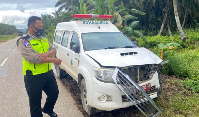 Kronologi Ambulans RSUD Putussibau Ringsek, Pengemudi Hilang Kendali Tabrak Innova