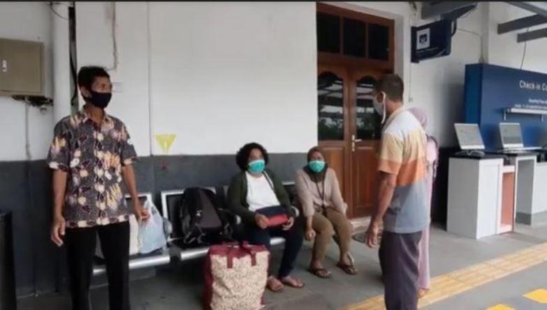 Jalur KA Rusak, Penumpang di Stasiun Tegal Tunggu Kepastian Keberangkatan 